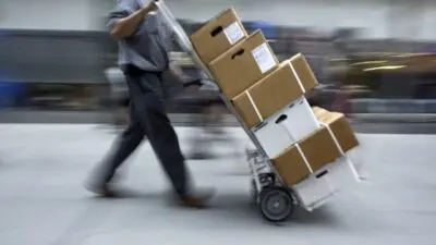 A lei também autoriza a aplicação de alíquotas diferentes de acordo com cada tipo de entrega (via Correios ou transportadora) - Foto: blurAZ1/DepositPhotos