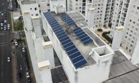 Painéis de energia solar em edifício residencial - Foto: Divulgação/Eletron Energia