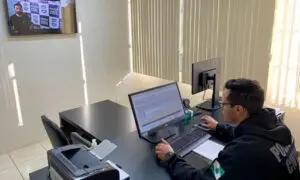 A prática de atos processuais por meio de recursos tecnológicos já é usual no dia a dia dos juizados - Foto: Divulgação/Polícia Civil do Paraná