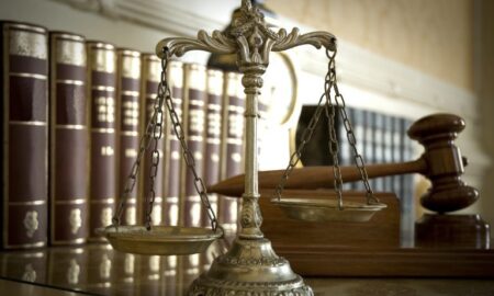 Lei já prevê gratuiade a quem não tem recursos para pagar as despesas do processo - Foto: Depositphotos