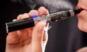 Texto proíbe a venda, a entrega e a publicidade a pessoas com menos de 18 anos - Foto: Depositphotos