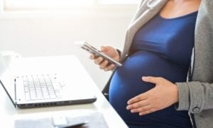 Gestantes podem a acompanhamento acad&ecirc;mico diferenciado, que segue at&eacute; um ano ap&oacute;s o parto - Foto: Depositphotos