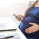 Gestantes podem a acompanhamento acad&ecirc;mico diferenciado, que segue at&eacute; um ano ap&oacute;s o parto - Foto: Depositphotos