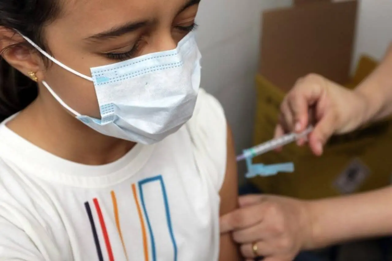 Vacina é oferecida gratuitamente pelo SUS para meninos e meninas de 9 a 14 anos - Foto: Sandro Araújo/Agência Saúde-DF