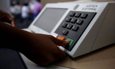 Urnas eletrônicas começaram a ser usadas no Brasil em 1996 - Foto: Depositphotos