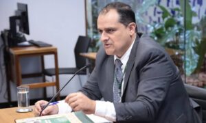 Cláudio Araújo destacou a importância de traduzir assuntos complexos - Foto: Thiago Cristino / Câmara dos Deputados