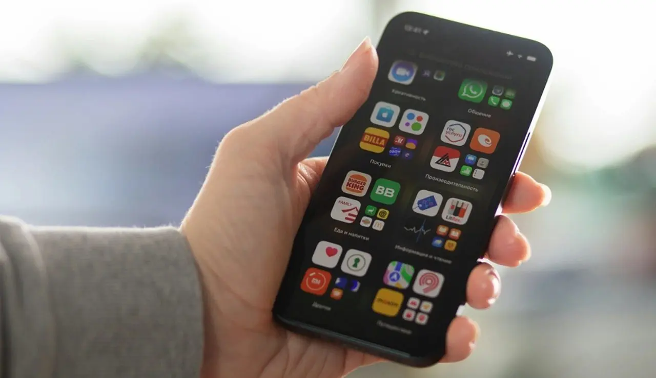 iPhone 13 mini - Yta23 / Shutterstock.com