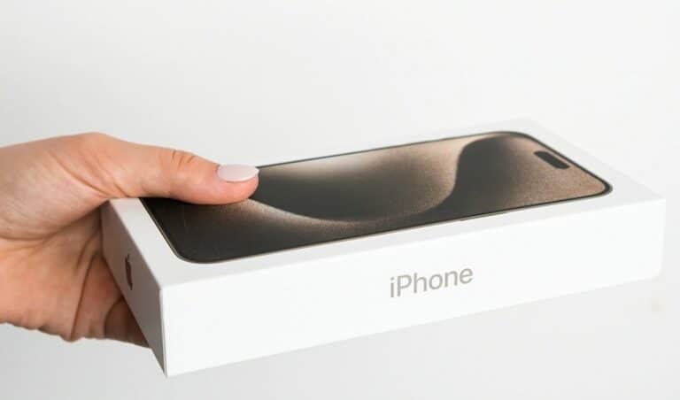 iPhone, celular - Vladimka production / Shutterstock.com