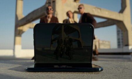 Apple equipa capa do iPhone Duo com adesivo e limita remoções