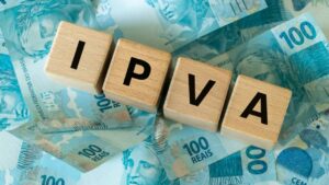 IPVA, dinheiro, notas de cem reais - Andrzej Rostek/ istockphoto.com