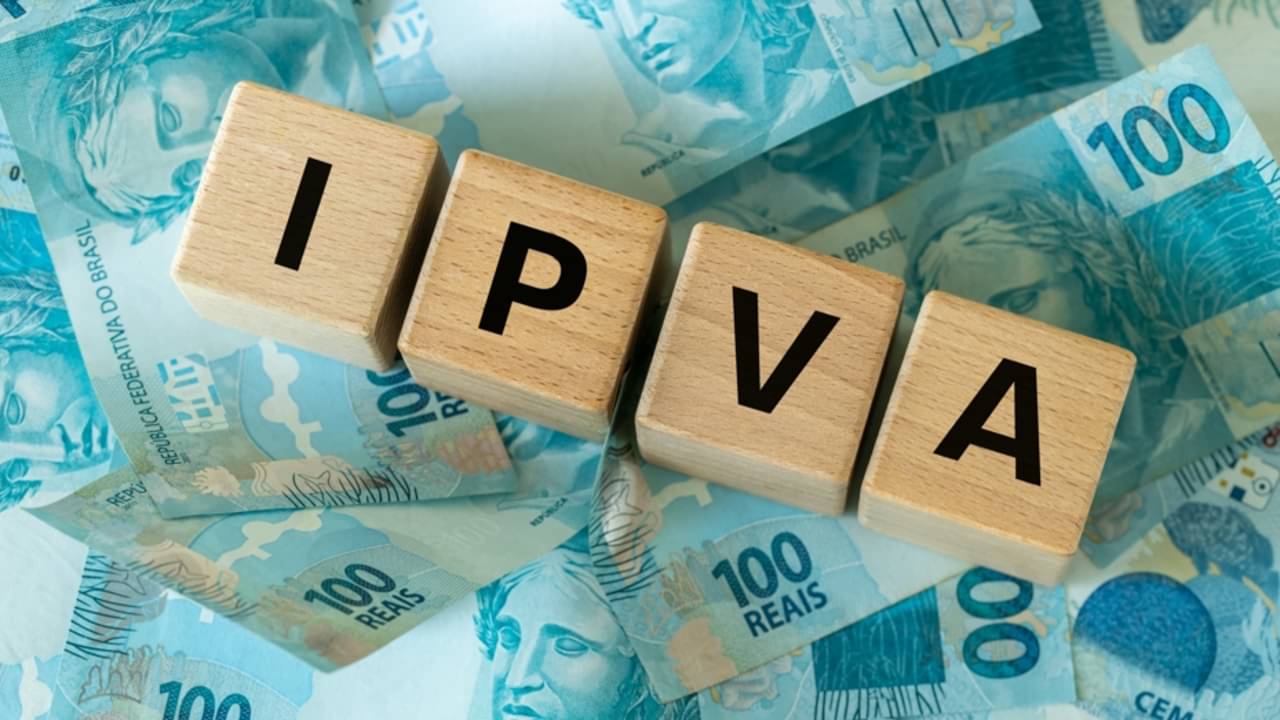 IPVA, dinheiro, notas de cem reais - Andrzej Rostek/ istockphoto.com