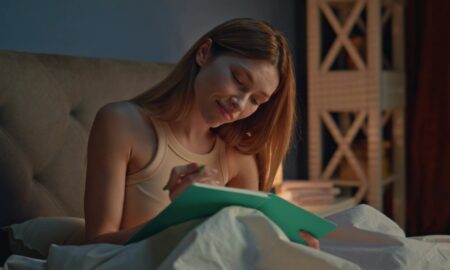 Jovem fazendo anotações antes de dormir - stockbusters/istockphoto.com
