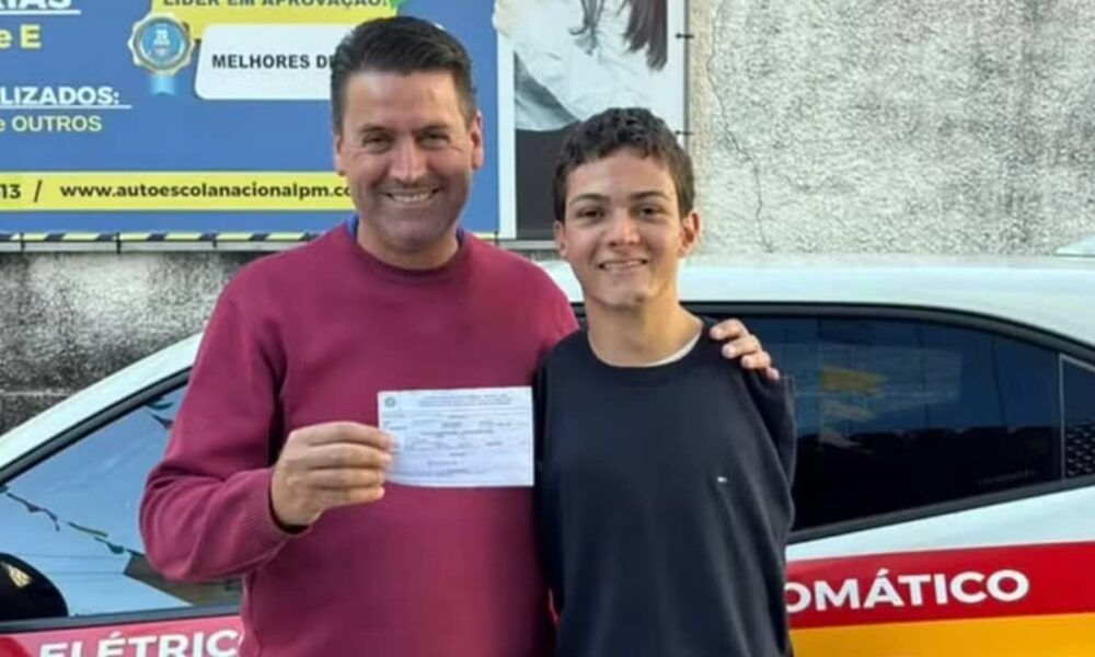 Estudante que nasceu sem os braços obtém CNH em Minas Gerais