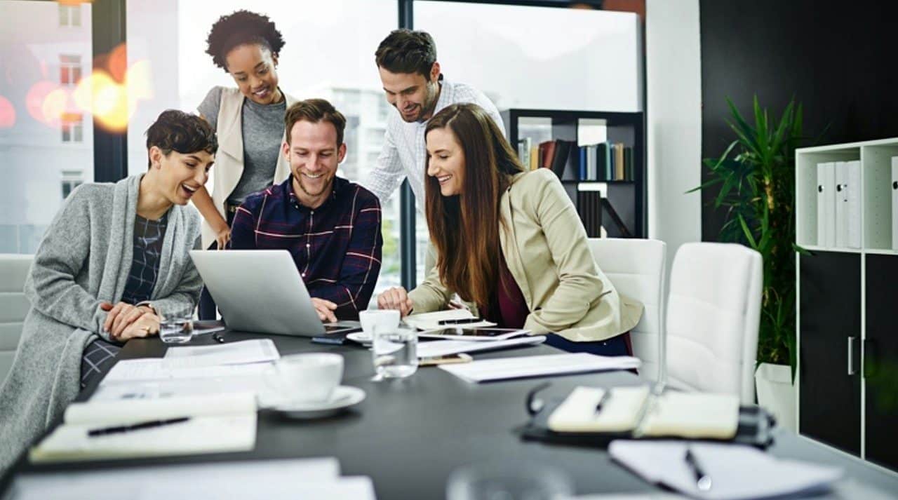 Jovens, adultos, reunidos, trabalho - PeopleImages/Shutterstock.com