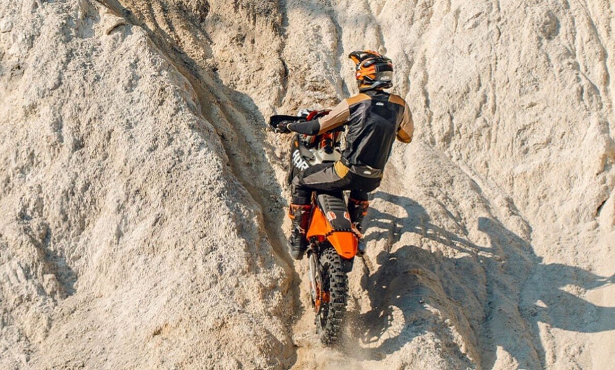 KTM 300 EXC HARDENDURO 2027 - Divulgação