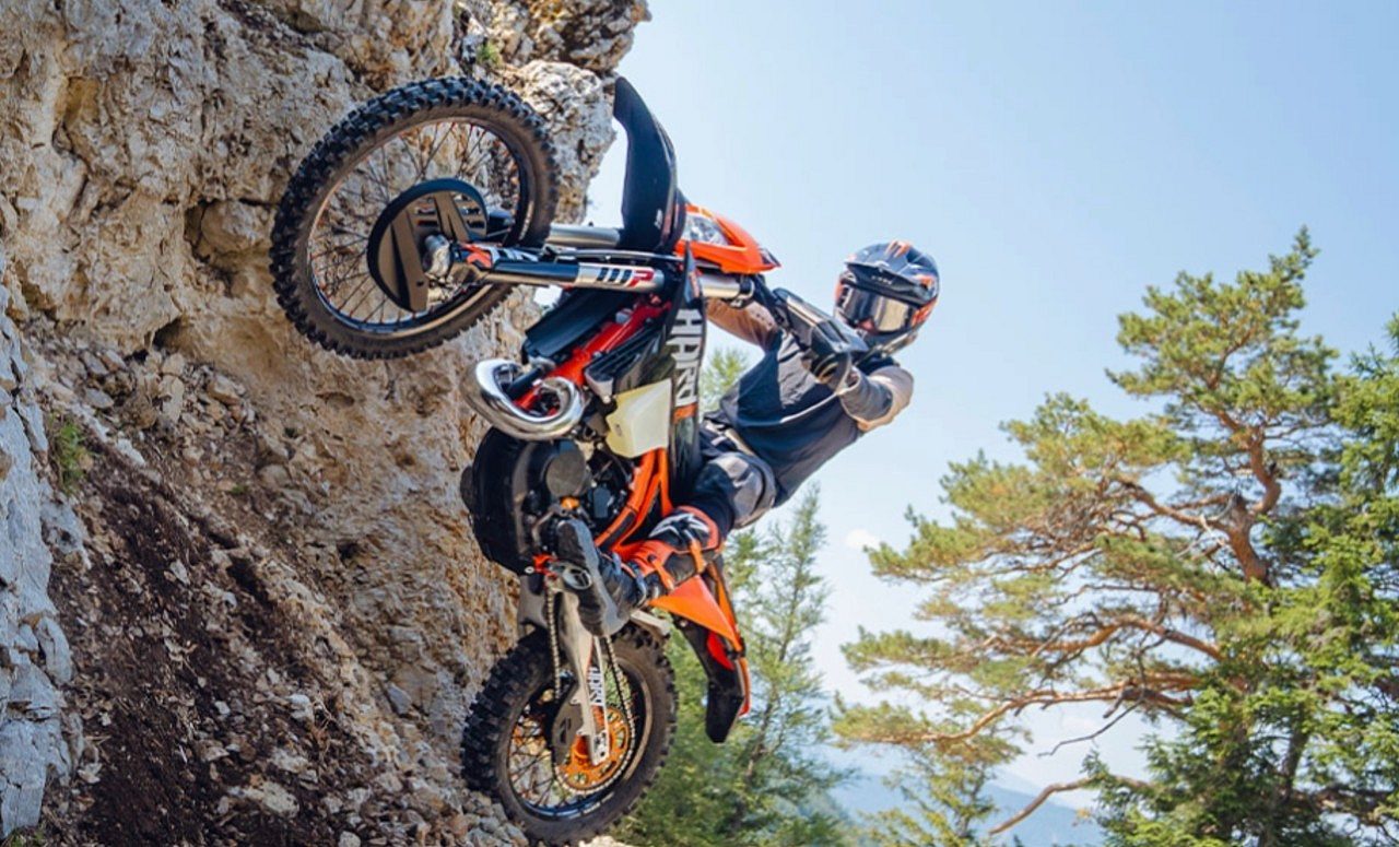 Nova moto KTM 300 EXC HARDENDURO 2027 recebe peças para trilhas