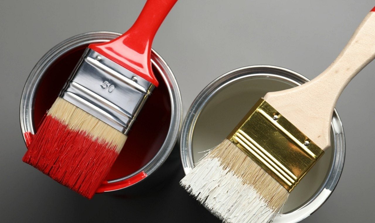 Truque do elástico na lata de tinta impede respingos e economiza produto
