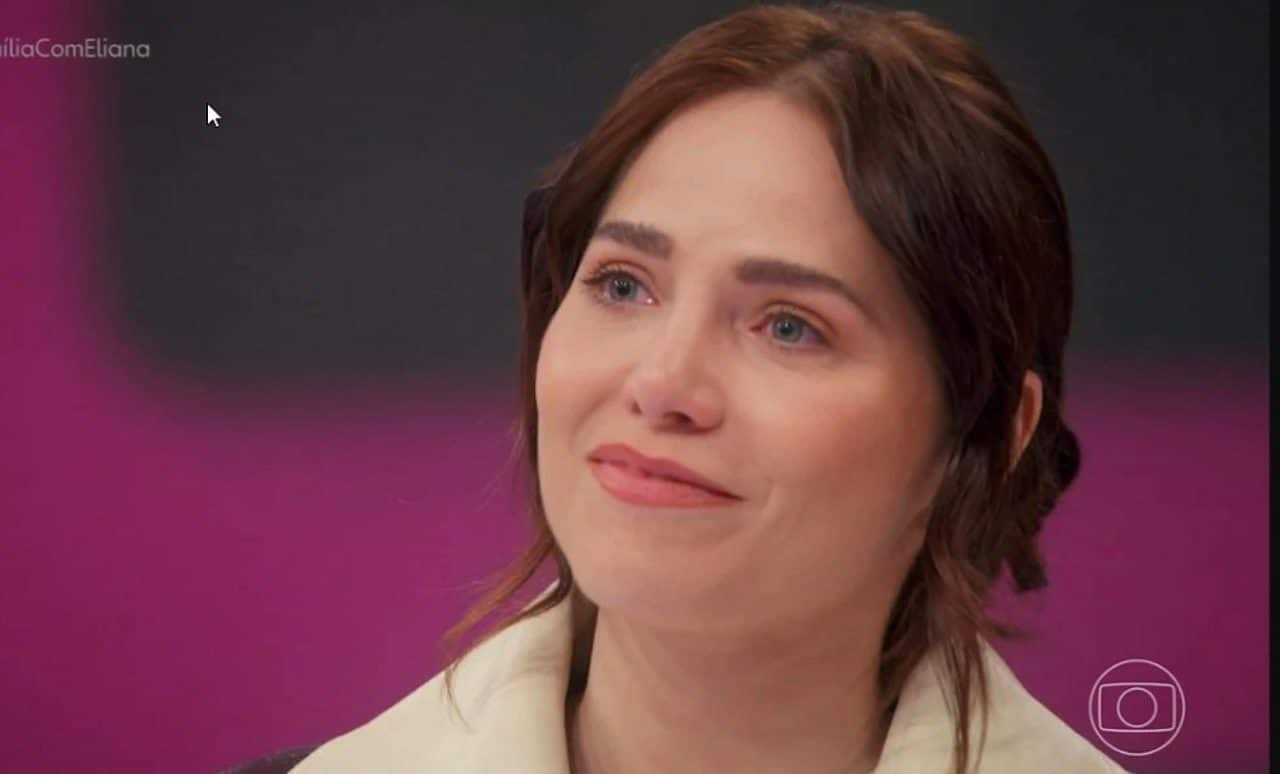 Leticia Colin chora no programa de Eliana com homenagem de autor
