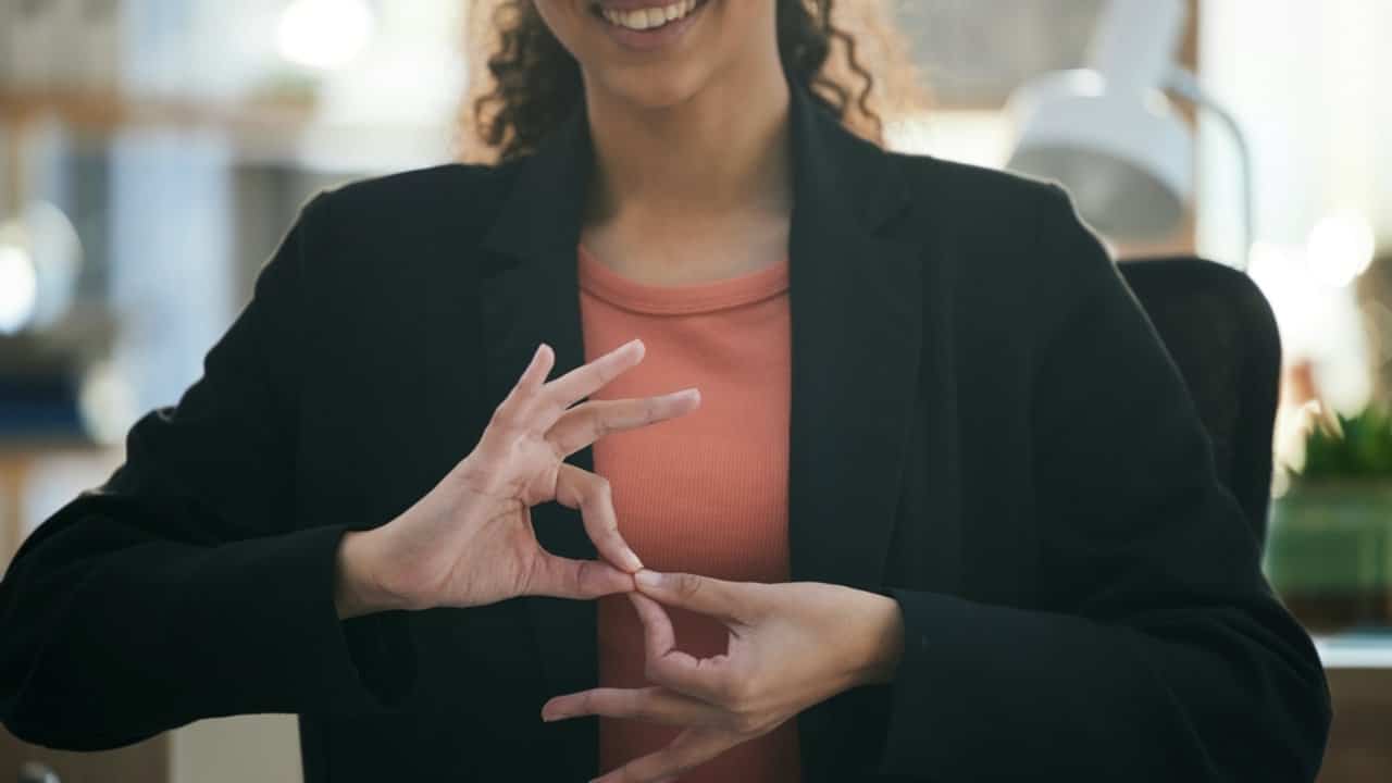 Linguagem, intérprete de Libras - Jacob Wackerhausen/shutterstock.com
