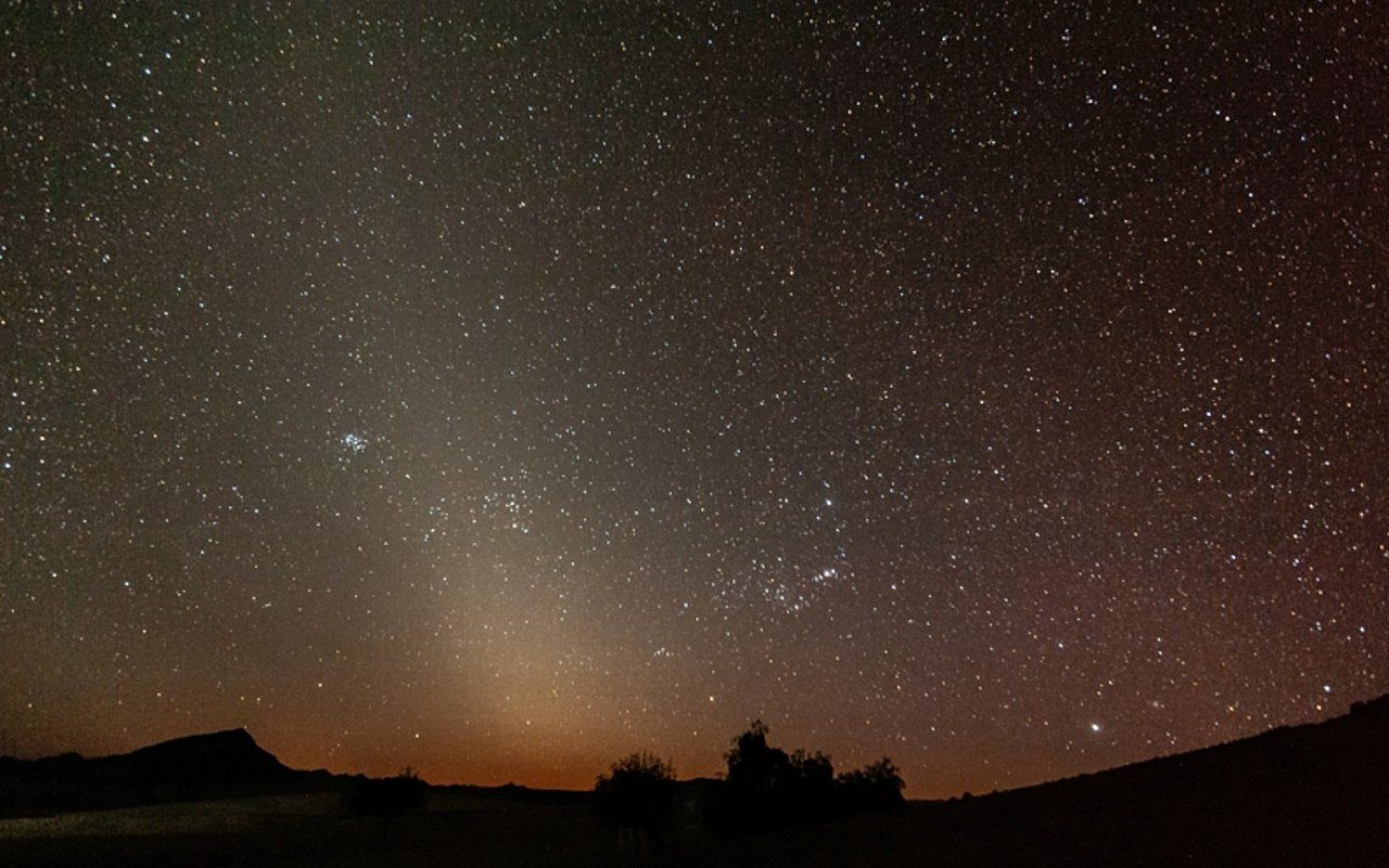 Mars dust creates zodiacal light across Earth in September