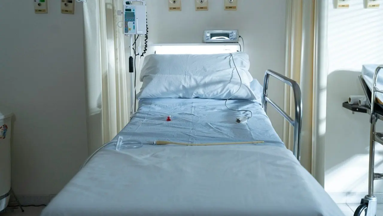 Maca hospitalar, leito de hospital - Mateus Silvestre/Istockphoto.com