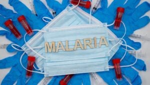 Malária com máscaras, luvas e amostras de laboratório - Erman Gunes/shutterstock.com