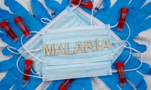 Malária com máscaras, luvas e amostras de laboratório - Erman Gunes/shutterstock.com