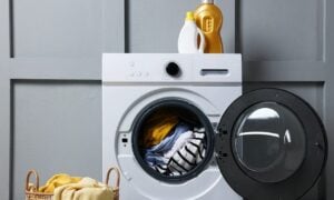 Máquina de lavar roupa - New Africa/ shutterstock.com