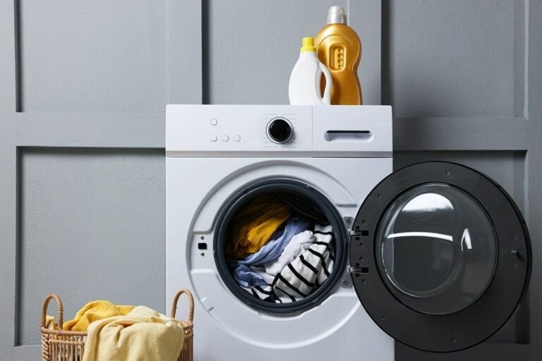 Máquina de lavar roupa - New Africa/ shutterstock.com
