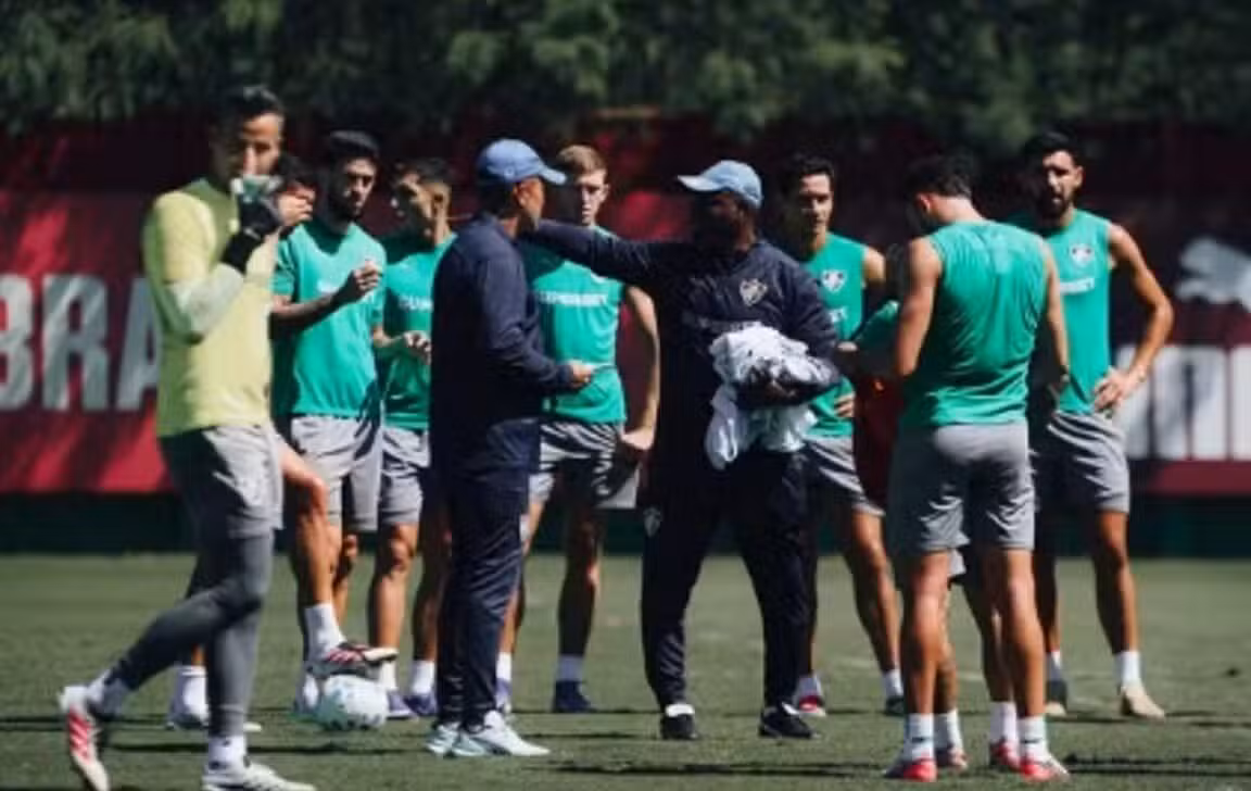 Marcão dá instruções durante o treinamento do Fluminense - LUCAS MERÇON / FLUMINENSE F.C.