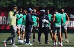 Marcão dá instruções durante o treinamento do Fluminense - LUCAS MERÇON / FLUMINENSE F.C.