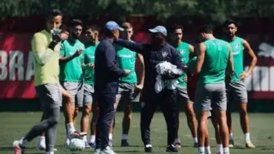 Marcão dá instruções durante o treinamento do Fluminense - LUCAS MERÇON / FLUMINENSE F.C.