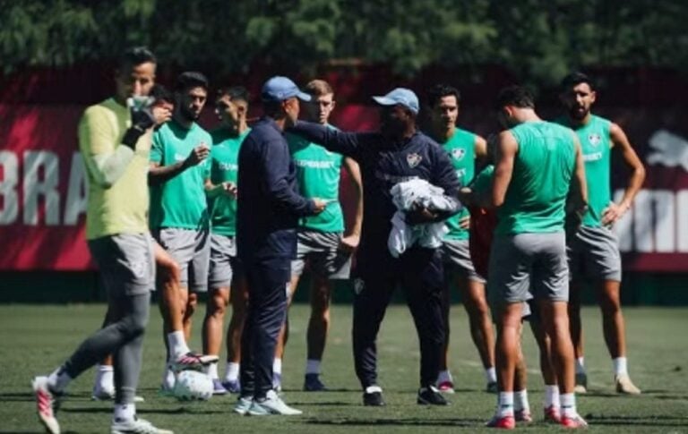 Marcão dá instruções durante o treinamento do Fluminense - LUCAS MERÇON / FLUMINENSE F.C.