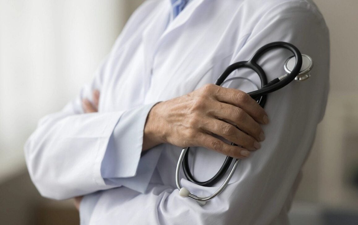 Médico - fizkes/ shutterstock.com
