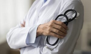 M&eacute;dico - fizkes/ shutterstock.com