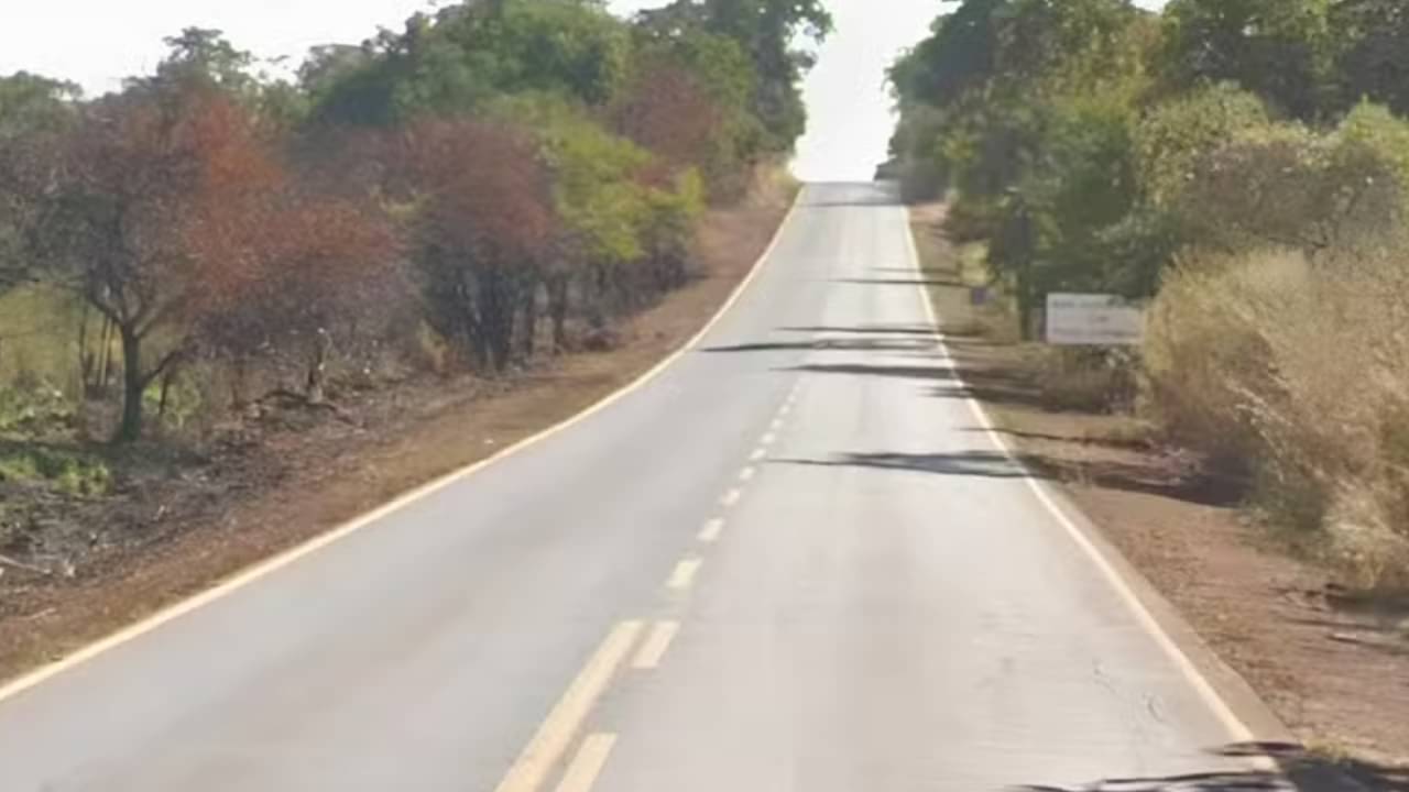 Menino foi encontrado andando pela MG-181, em Brasilândia de Minas - Google Street View