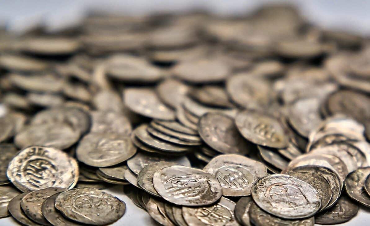 Moedas de pratas, conceito de tesouro - Thomas Demarczyk/ istockphoto.com