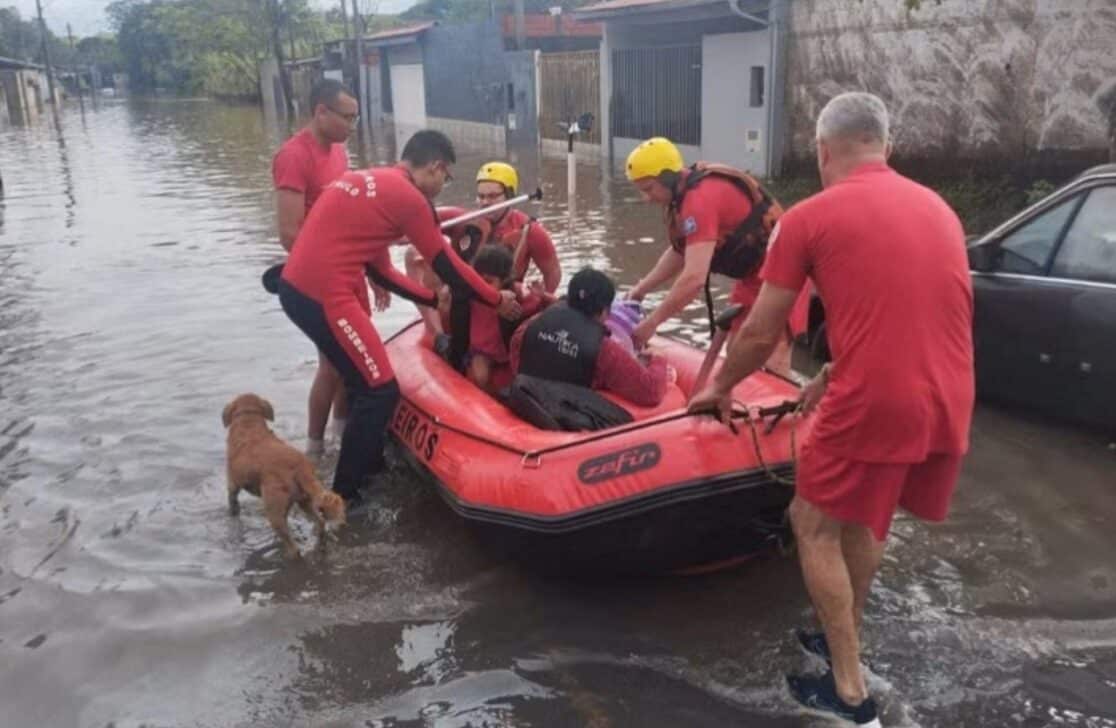 Moradores são resgatados de barco após temporal em Sumaré - Divulgação/Defesa Civil do Estado de SP