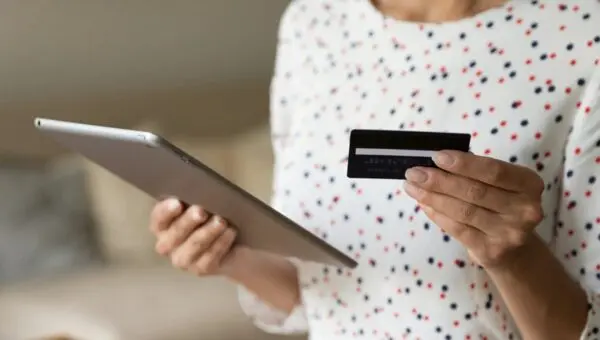 Mulher com tablet na mão e cartão de crédito, conceito de compra - fizkes/Shutterstock.com