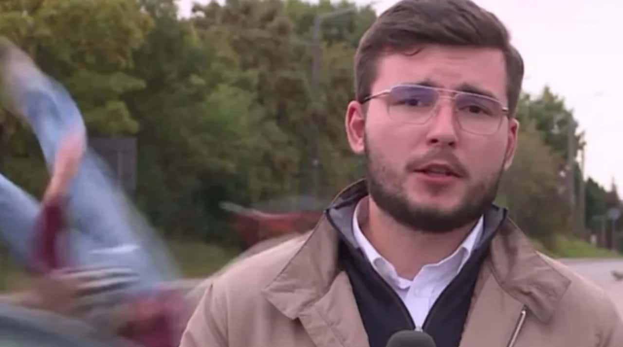 Mulher é atropelada durante reportagem de TV ao vivo pelo repórter Milosz Sieliwonczyk - Reprodução
