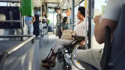 Mulher, PCD, transporte público - skynesher/ Istockphoto.com