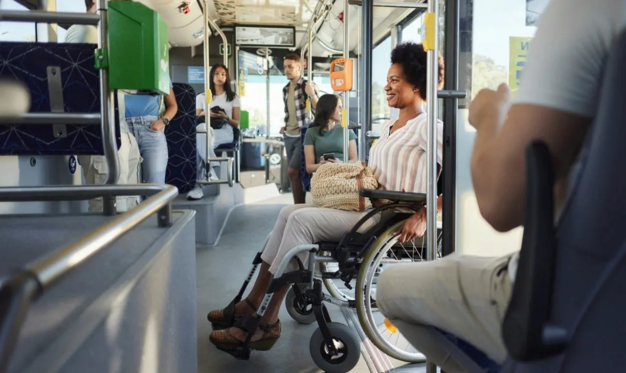 Mulher, PCD, transporte público - skynesher/ Istockphoto.com