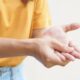 Mulher segurando a mão, conceito de dor, dormência, formigamento - shutting/shutterstock.com