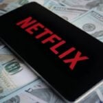 Netflix, dólar - izzuanroslan / Shutterstock.com
