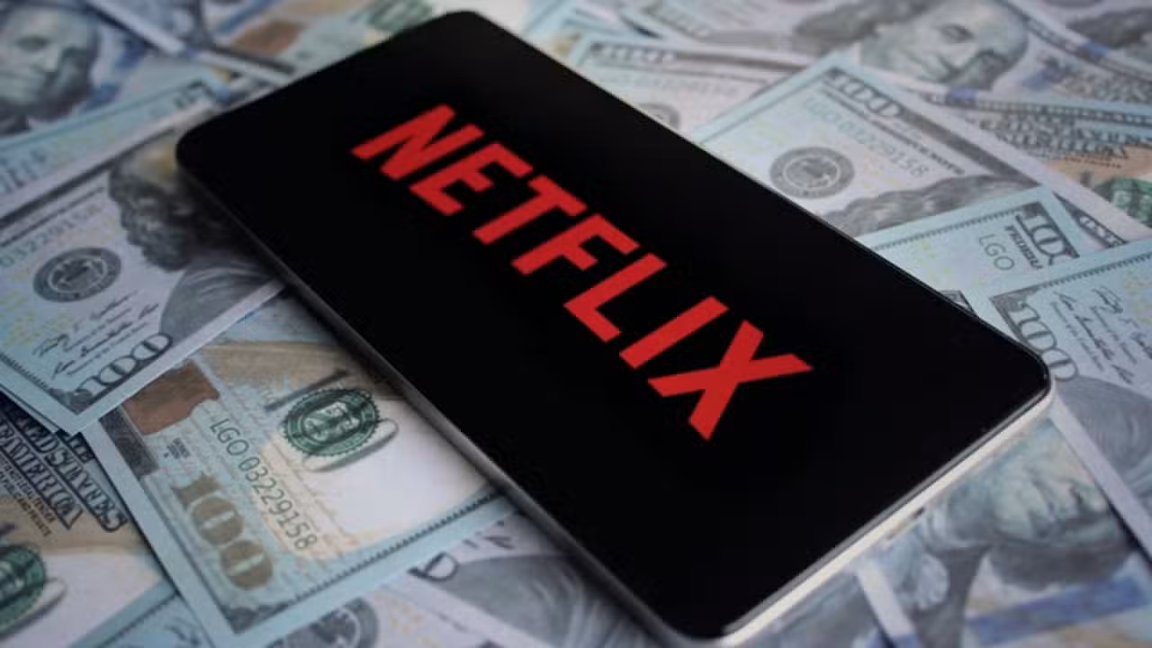 Netflix, dólar - izzuanroslan / Shutterstock.com