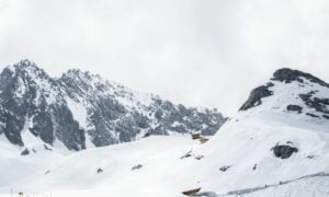 Neve, montanha, nevasca - gracethang2/shutterstock.com