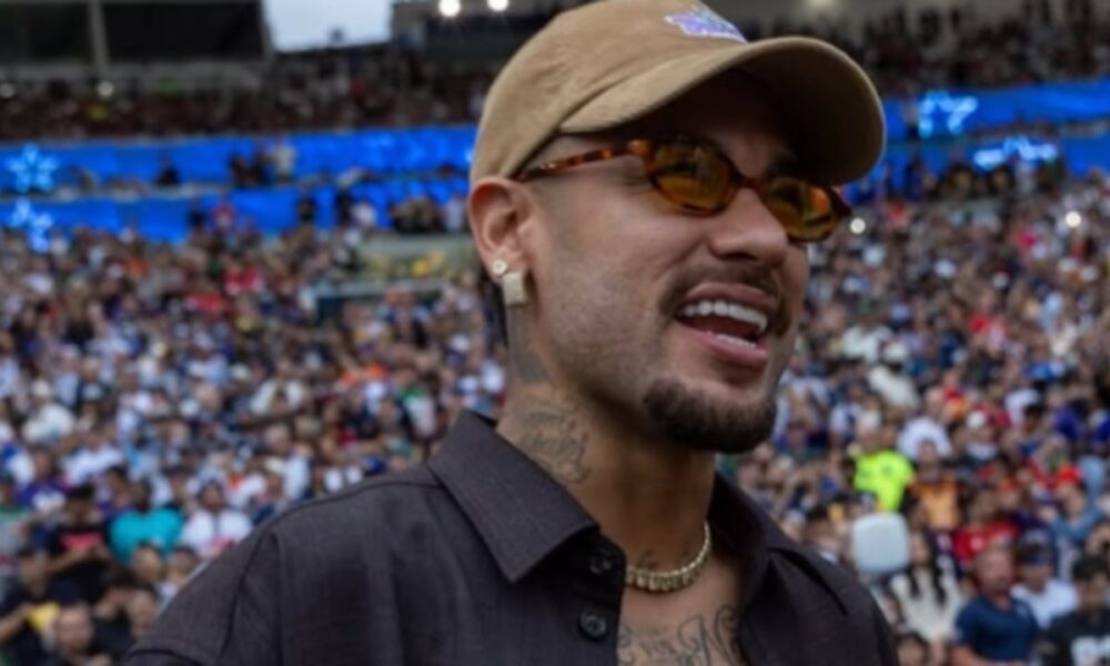 Neymar assiste a jogo da NFL no Maracanã e declara torcida pelo Flamengo