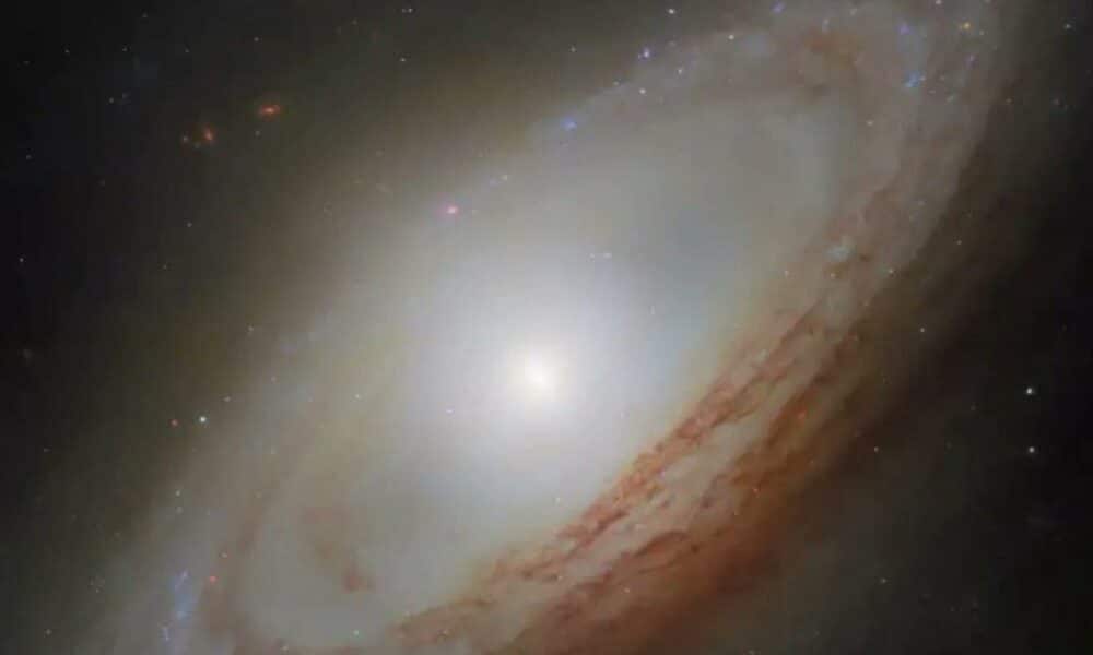 Ngc 4698 आकाशगंगा में 55 मिलियन प्रकाश वर्ष दूर दिखा घूर्णन