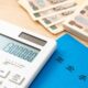 Notas de ienes, calculadora - ienes/ istockphoto.com
