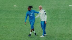 Olise e Zinédine Zidane - X.com/ França